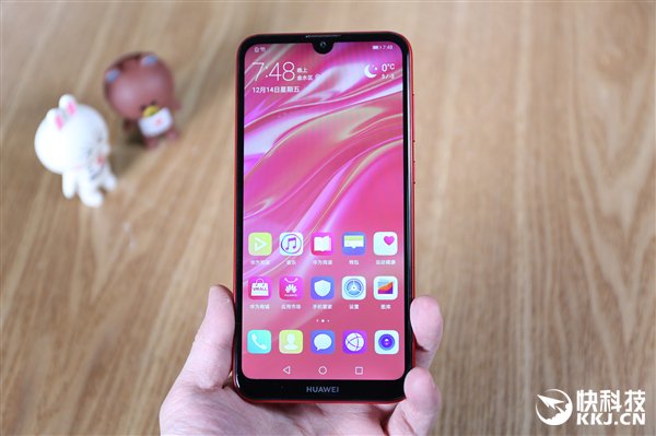 Hands-on Pictures Displays Huawei Enjoy 9 Red Version